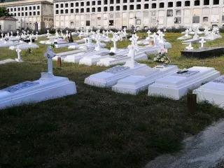 Placas en un cementerio