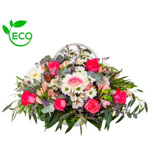 Flores sobre cesta ecológica