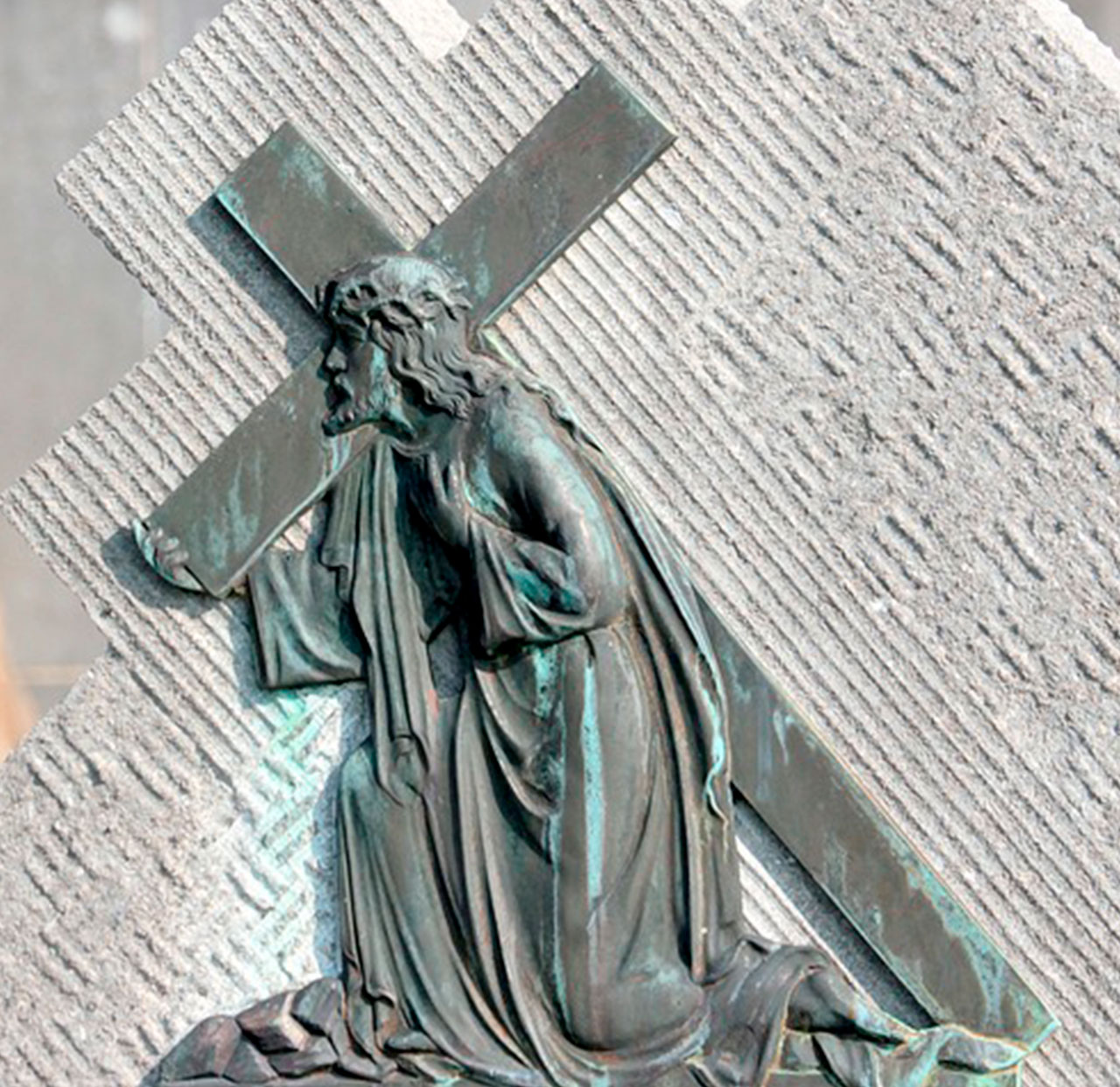 Escultura de Jesús sosteniendo la cruz